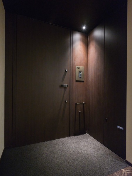 玄関先は雨天時にも抜ける心配のない内廊下設計です。安心の24時間有人管理に加えて、コンシェルジュサービスは英語での対応も可能。まるでホテルにいるかのようなホスピタリティ溢れるタワーマンションです。