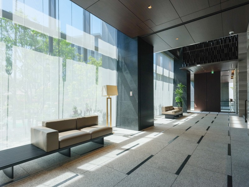 オートロックを抜けた先では穏やかな陽光で包まれたエントランスロビーがお出迎え。2階のプライベートラウンジにはキッチン、冷蔵庫もあり、貸し切り利用も可能です。