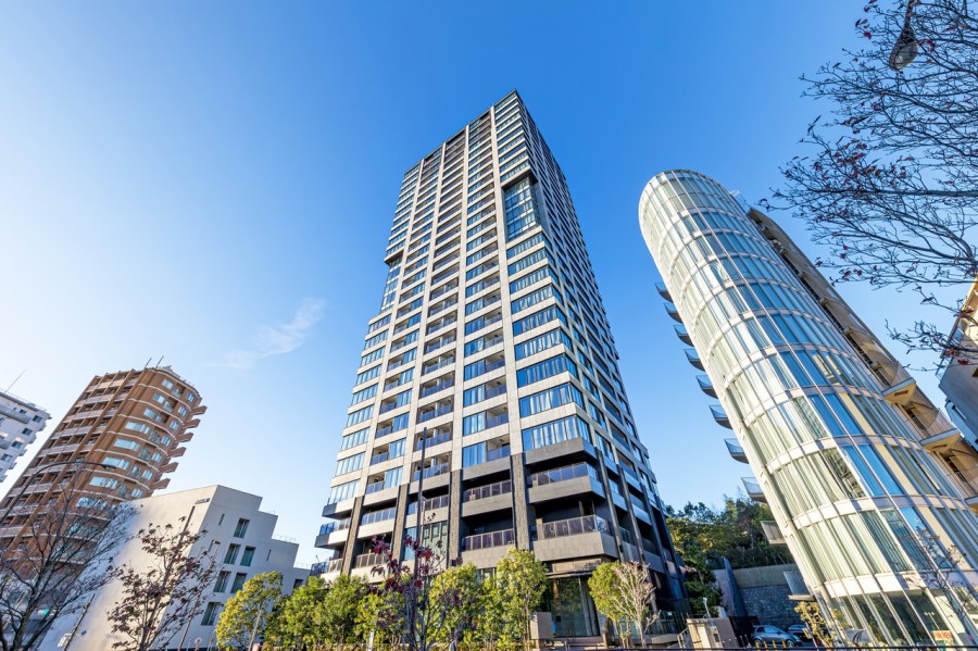 東京メトロ南北線・都営三田線が利用可能な『白金台』駅まで徒歩５分。上品で落ち着いた雰囲気を感じられる街『港区白金２丁目』に佇む、2018年築・27階建の免振タワーレジデンスです。