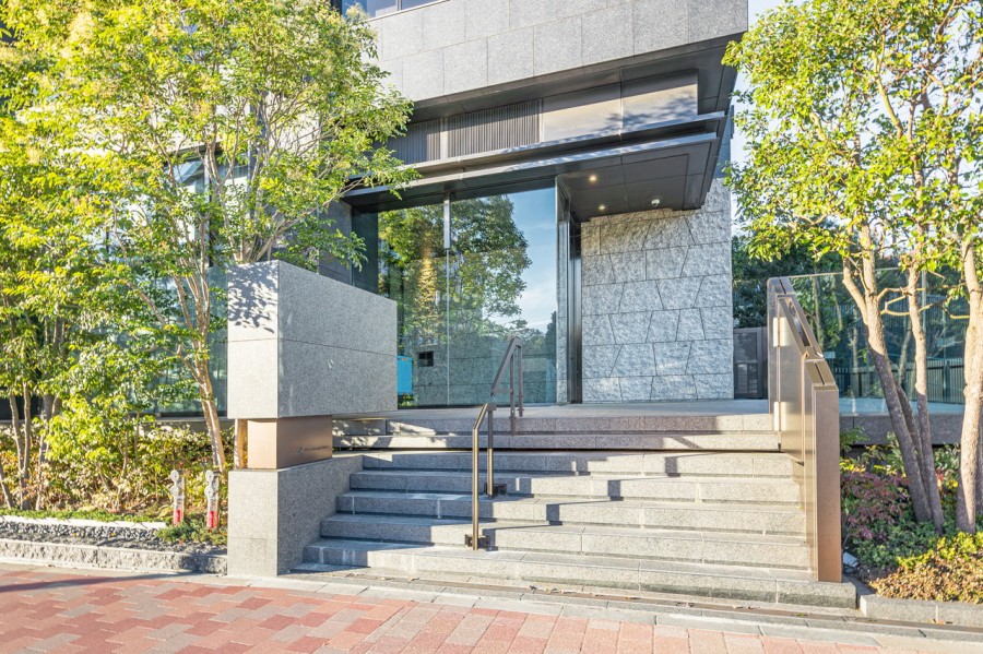 野村不動産・三菱地所レジデンシア旧分譲の＜ザ・パークハウス＞シリーズです。直接基礎の堅牢なタワー建築であり、エントランスアプローチからも気品があふれる瀟洒なデザイン性を兼ね備えた住まいです。