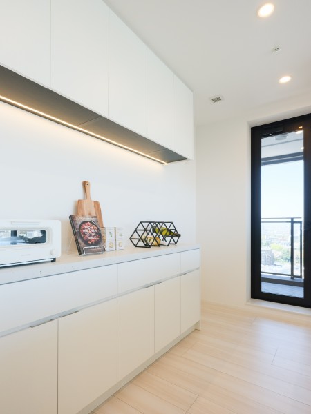 キッチン背面には収納豊富でカウンタースペースも広いカップボードが備わっています。間接照明がよりいっそう上質空間を創り出す気品溢れるキッチンです。