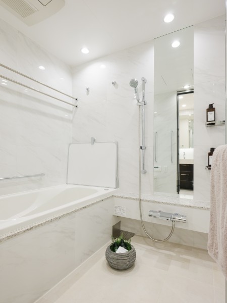 大理石調デザインパネルが高級感を演出し、明るく広々としたバスルームです。ゆったりとした浴槽で体を伸ばし、1日の疲れがしっかりと癒されそうなくつろぎ空間です。