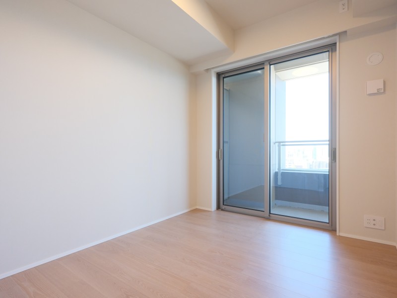 リビングから一番離れた洋室2は、約5帖のプライベートルームです。テレワークや作業スペースとしてもおすすめなお部屋です。