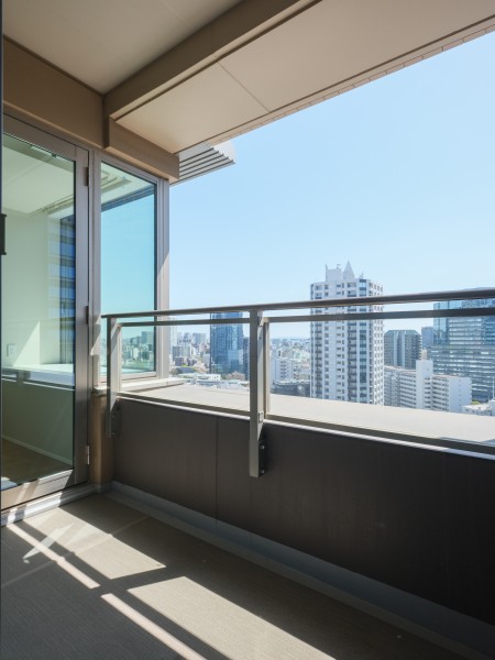 洋室1に面したバルコニーです。南向きで温かな光を感じるリフレッシュ空間です。