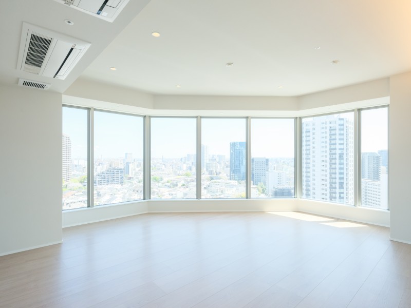 お部屋には穏やかな陽光が降り注ぎ、伸びやかな時間が流れます。LD部分には床暖房が敷設され、冬場の足元も温かな温度でお過ごしいただけます。