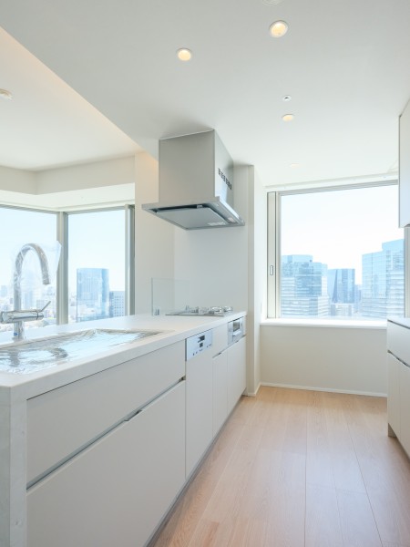 まるでインテリアかのようにお部屋に溶け込む、オープンキッチンです。キッチンスペースにも窓からの自然光が取り込めます。充実した機能を備えることで家事効率が高まり、生まれたゆとりが家族を包み込みます。