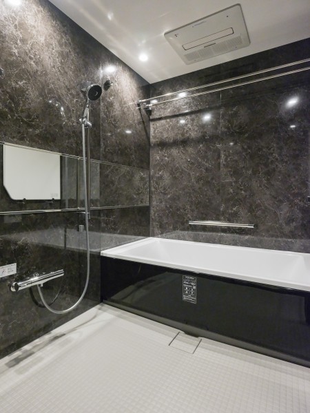 ブラックカラーの大理石調パネルが高級感を漂わせるラグジュアリーなバスルームです。ゆとりある浴槽で体を伸ばし、心ゆくまでリラクゼーション空間をお楽しみいただけます。