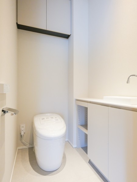 レストルームにはスタイリッシュなタンクレストイレを採用しています。上部収納や手洗いカウンター付きの機能性にもこだわった空間です。