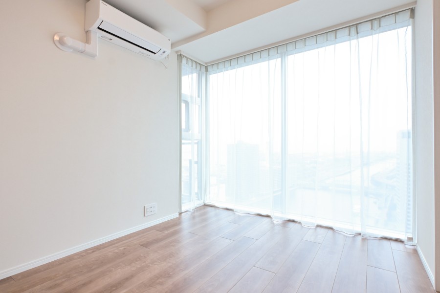 洋室1はリビングと同様、お部屋にいながらにして開放感溢れる眺望をお楽しみいただける空間です。ウォークインクローゼット付きで居室部分を広々とお使いいただけるので、主寝室にぴったりです。