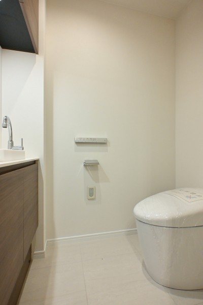 手洗い場付きのレストルームには、スタイリッシュなタンクレストイレを備え付けました。シンプルで安らぎが宿るレストルームです。