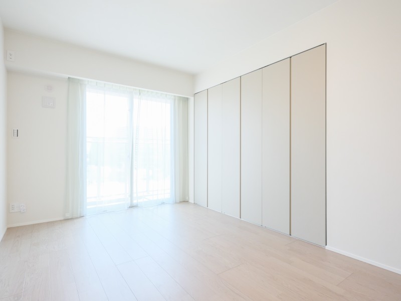 洋室1はリビングから離れた約7.1帖のプライベートルームです。めいっぱいの自然光が降り注ぎ、伸びやかな時間が流れます。