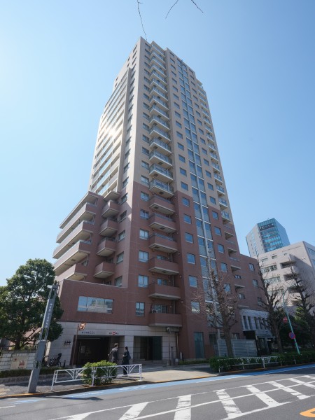 安心の免震構造を採用している地上22階建タワーレジデンスです。国立競技場や神宮外苑至近であり、都心ならではの高い利便性を享受できる快適なスマートライフが叶う立地です。