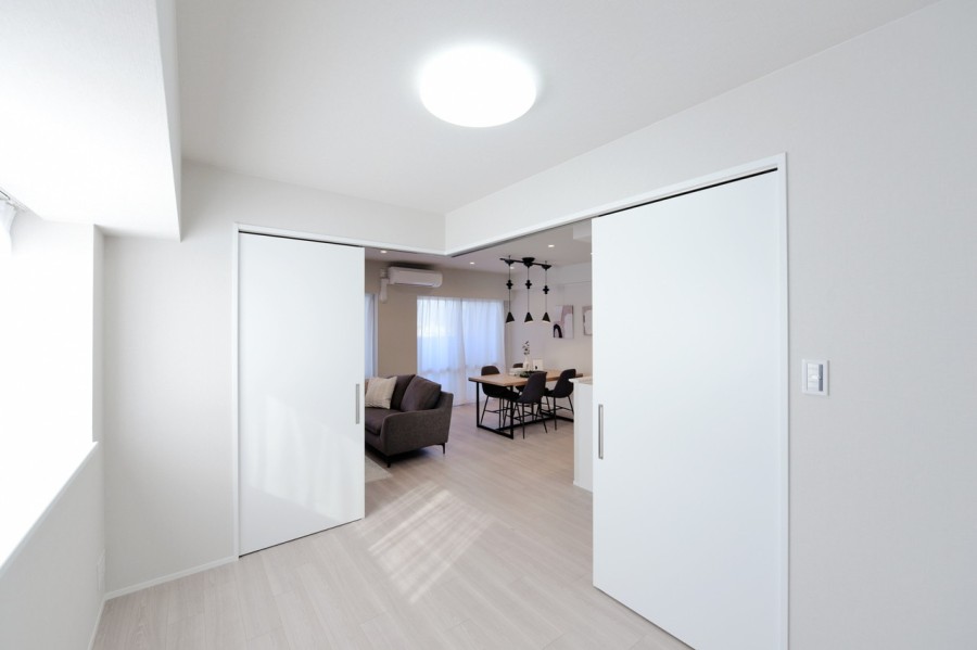 リビングに隣接した洋室2（約5.0帖）は、扉を開放して拡張リビングとしても使用できます。家族構成やライフステージに合わせてフレキシブルに使用できる使い勝手のよい間取りです。