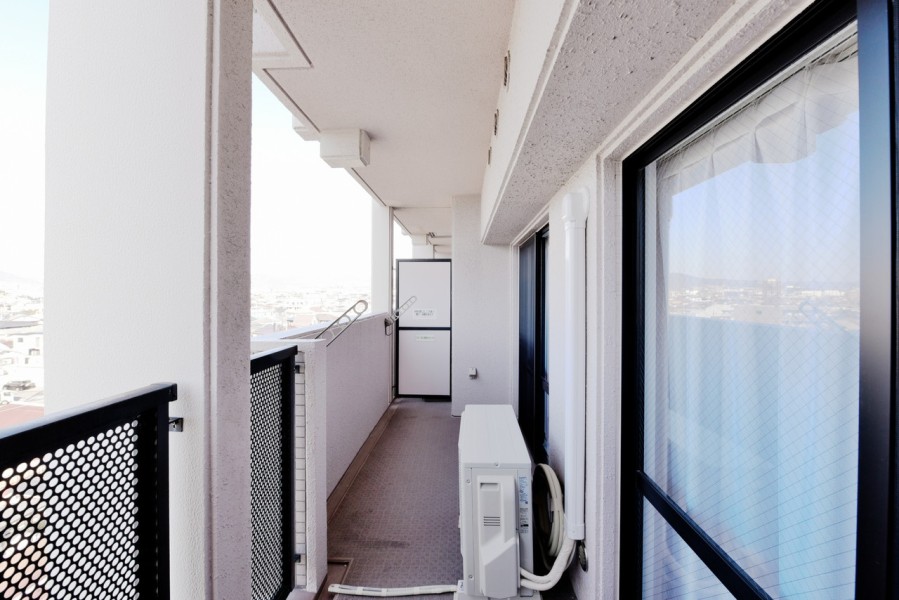 三方角住戸で、東西二面にバルコニーがあります。お部屋の中に優しい光と風を運び、快適な空間を保ちます。メインのバルコニーはしっかりとした広さがあり、お洗濯物も気持ちよく干すことができます。