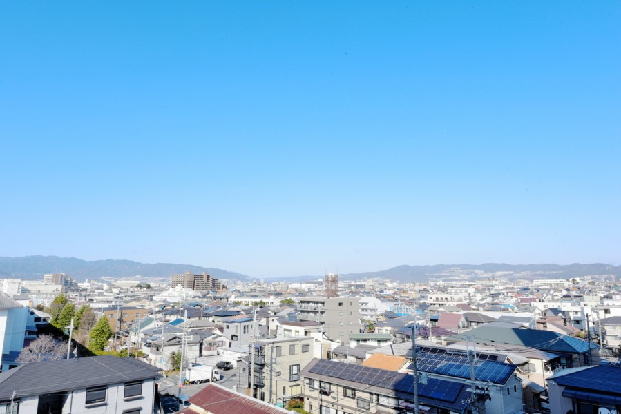 6階部分、前面を遮る建物はありませんので、六甲山系の山々の自然を望む眺望があります。季節や時間と共に変化していく遠くの緑と空の様子を眺めながら、日常を忘れてほっと一息つくことができます。