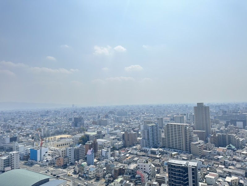 25階部分の南東角部屋につき、大阪市の街並みを見下ろす爽快な眺望が広がります。時間や季節と共に変化していく大きな空を遠くの山々の様子を眺めながら伸びやかな時間を過ごせます。