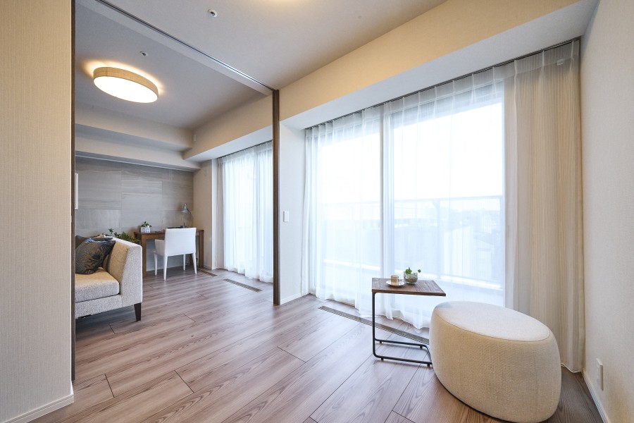 洋室2は、普段は引き戸を開放し拡張リビングとして使ったり、来客時は引き戸を閉めてプライベート空間を隠したり、フレキシブルにお使いいただけます。