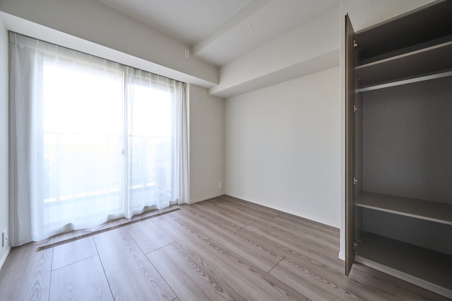 主寝室にぴったりな洋室1(約5.5帖)です。過ぎゆく時間をのびやかに感じ、プライべート時間を満喫できるお部屋です。