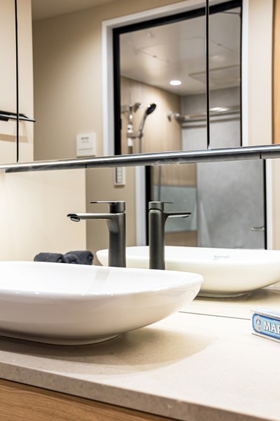 洗面化粧台を床面から浮かせることで、空間にゆとりを生み出しました。​スタイリッシュに富んだ、トレンド感もある空間づくりを叶えたスペースです。