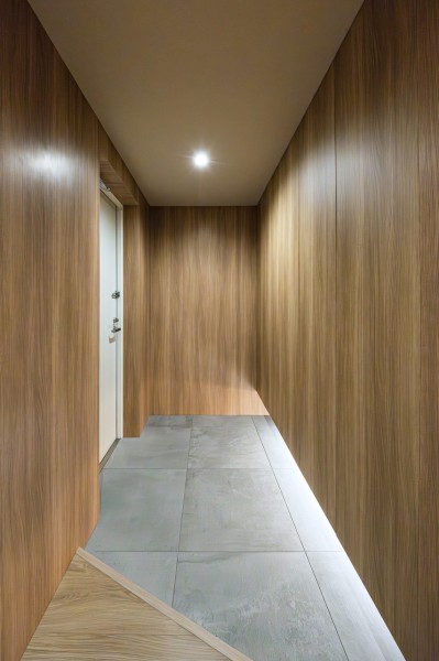 玄関の框を斜めにデザインすることで空間を広く見せた玄関設計です。​収納豊富なシューズボックスの下にはフットライトを設置し、気品が溢れる玄関に仕上げました。​