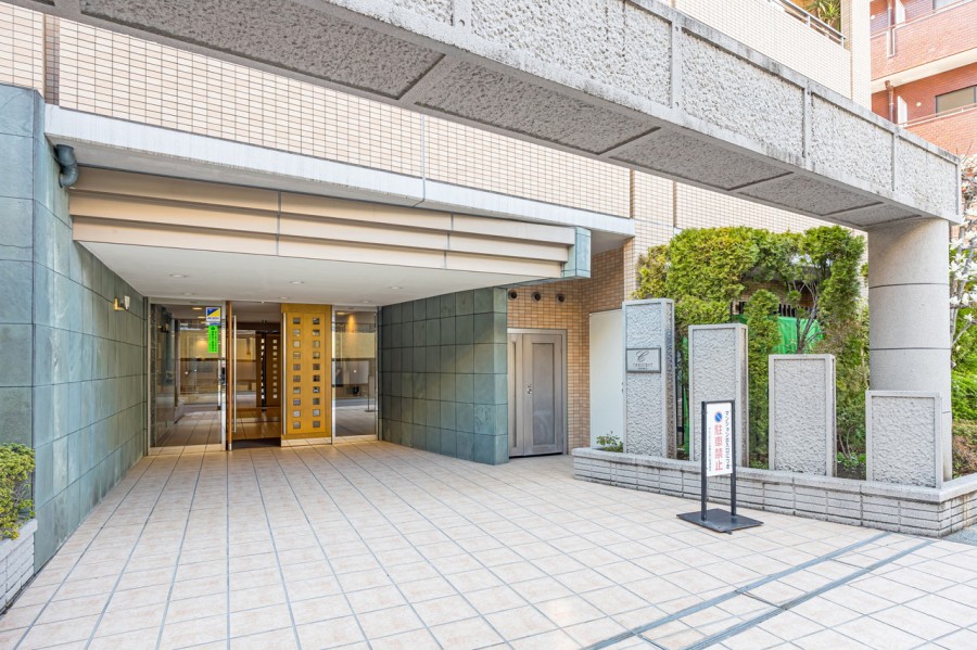 ととのえられた植栽や清潔なエントランスがお出迎えします。堂々たる趣の中に自然の潤いも感じるエントランスです。