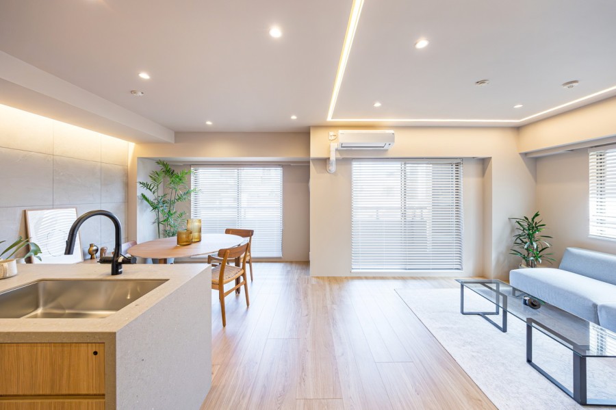 天井に設置した間接照明が、よりいっそう格調高さを醸し出す住空間です。壁は巾木を設けずすっきりと見せています。繊細な技術でディテールにこだわったお部屋です。