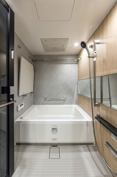 スタイリッシュで清潔感が溢れるバスルームです。ホワイトを基調にブラックをアクセントにとりいれ、シンプルながらも居心地の良い空間です。