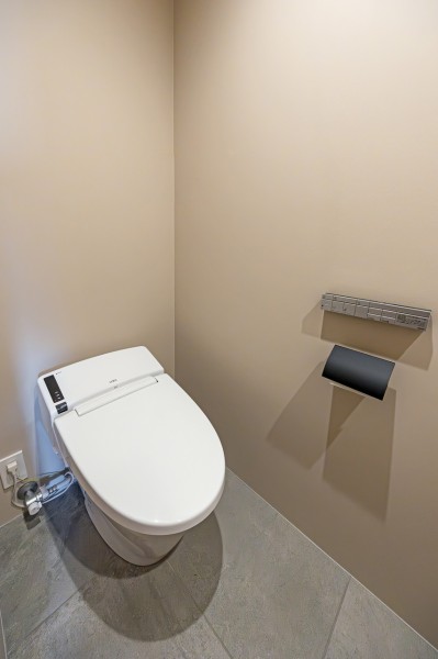 センスアップされたお部屋にマッチしたスマートなタンクレストイレを設置しました。スティックリモコンなど、細部にもこだわっています。