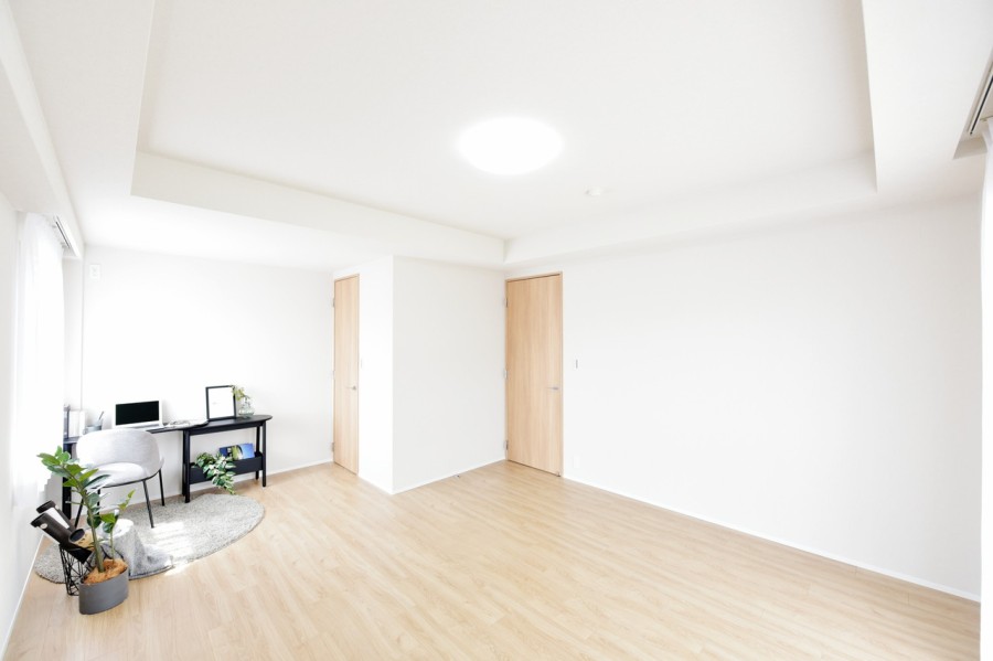 洋室1は約11.6帖のゆったりとした広さがありますので、ベッドを配置しても余裕があります。シンプルな内装なので、お好みのインテリアで安らぎの空間を演出できます。