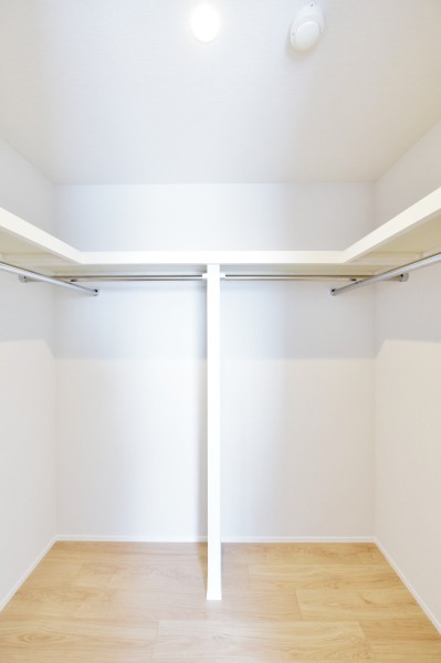 洋室1には大容量のウォークインクローゼットを設置しました。ハンガーパイプに枕棚を備え付け、お気に入りのお洋服から小物類、季節ものの家電等もしっかりと収納でき、お部屋を広く活用できます。