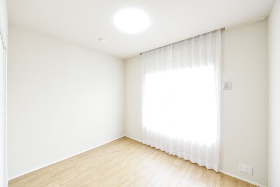 洋室2（約5.9帖）はリビングから離れ、静かに自分の時間や課題に集中出来そうです。北側から優しい光が差込み、六甲山系の山々の緑を眺めることができる癒しの空間です。