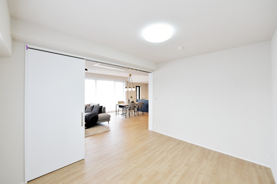 洋室3（約7.0帖）はリビングに隣接しており、扉を開放して拡張リビングとしてもご使用頂けるフレキシブルなお部屋です。家族構成やライフスタイルにあわせて活用できる、使い勝手の良い間取りです。