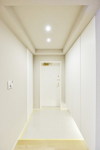 家族やゲストを一番に迎える家の顔である玄関は明るく優しいホワイトが基調の空間です。人感センサーライトを設置し、手が塞がっているときでも遅い時間のご帰宅でも安心です。