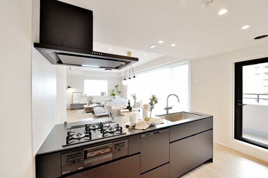 田中工藝社製のシステムキッチンを採用しました。毎日使う場所だからこそ使い勝手の良いものへこだわりました。オープンキッチンなので、家族とコミュニケーションをとりながら家事ができます。