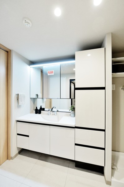 キャビネットに三面鏡裏の収納など、小物類やドライヤーなどもたっぷり収納できます。タッチレススイッチを採用し、手を触れずに照明をonoffできるので、清潔に使用することができます。