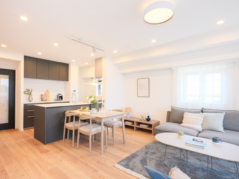 南東角部屋の13階部分にあたる、陽当たり良好で開放感溢れる住まいです。めいっぱいの陽光で満たされた、伸びやかな時間が流れる空間です。