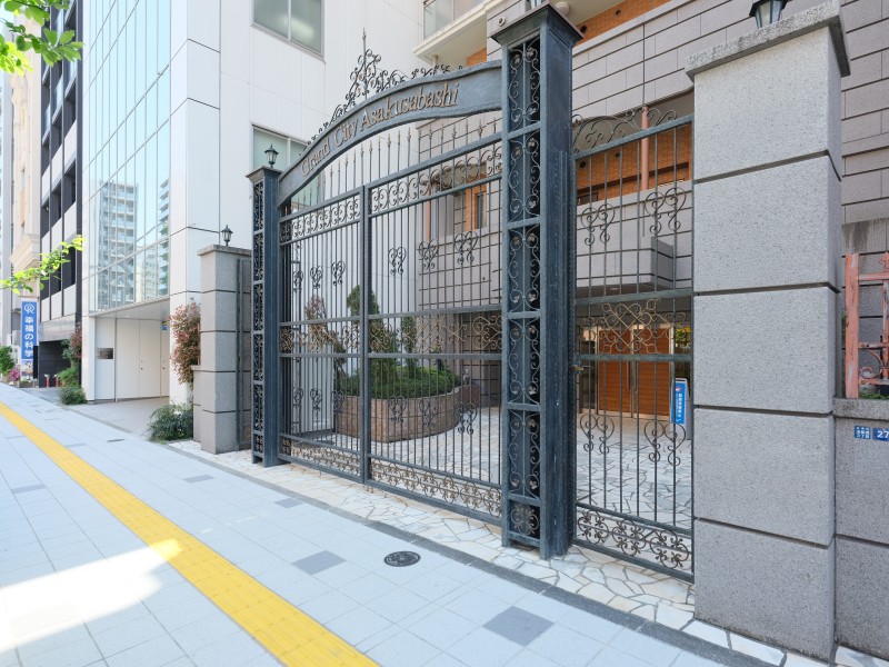 重厚感のあるエントランスアーチは、異国情緒漂わせる佇まいです。エントランスの外まで管理が行き届いた様子からは管理体制の良さが伺えます。心安らぐ植栽が施され、毎日気持ち良く出入りできますね。