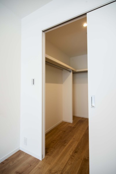 洋室1にあるウォークインクローゼットは、枕棚とハンガーラックがあり、たっぷり洋服を収納できます。