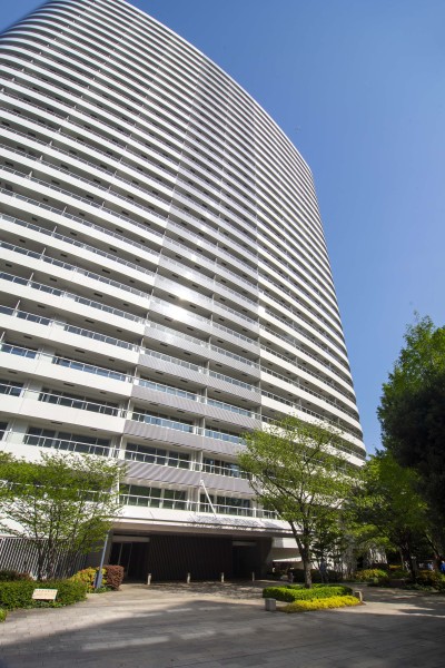 楽しみが尽きない『みなとみらい』駅徒歩3分。穏やかな空気が流れる、のびやかな佇まいは、いつの時代も輝きを失わないタワーマンションです。海からの風を感じながら、毎日のランニングやお散歩にも最適な環境です。