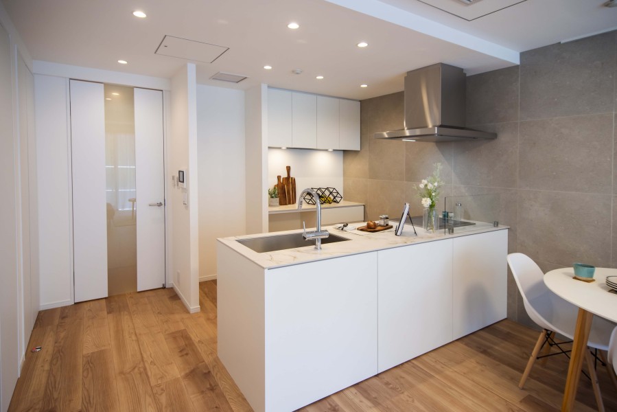 美しい面材やスタイリッシュな水栓金具を組み合わせた田中工藝製システムキッチンを新規設置。リビングにいるご家族と会話をしながら家事が楽しめるオープンタイプを採用しました。