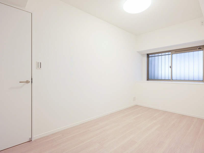 約5.4帖の洋室2にも、使い勝手の良いウォークインクローゼットが付いています。シンプルな内装で家具のレイアウトも自由自在です。