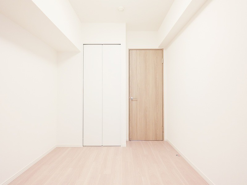 約5.0帖の洋室3は、ワークスペースや子ども部屋としても活躍します。リビングからも遠く、プライベート性が高いお部屋です。