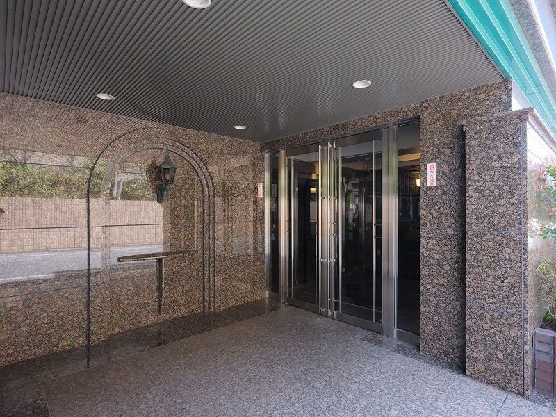 高級感と清潔感のあるエントランスは、訪れる人を静かに迎える落ち着いた雰囲気です。2014年に大規模修繕工事が実施されており、しっかりとした管理体制が魅力です。