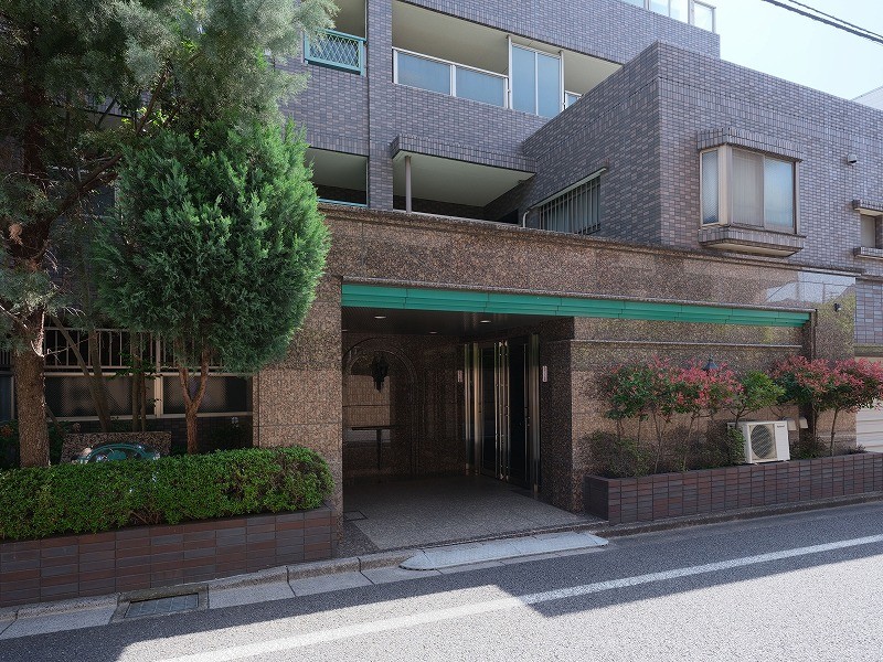 タイル貼りの外観は、重厚感と品格を兼ね備えた佇まい。植栽の手入れも行き届いております。安心感と格式を感じさせる外観が、住まう人のステータスを高めます。