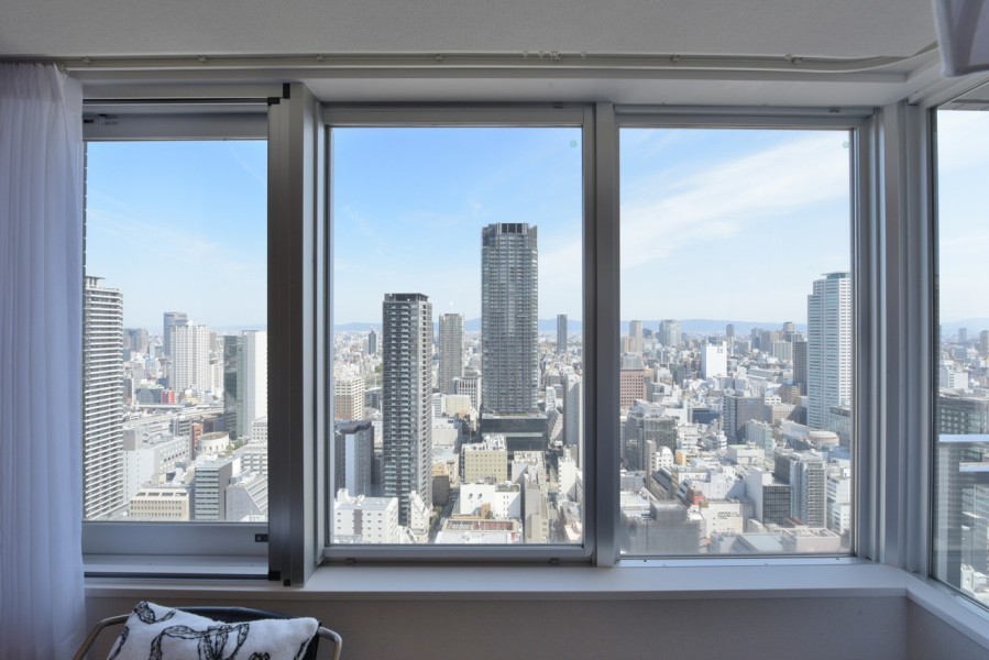 リビングからは大阪の街を眺める眺望があります。オフィス街として発展し、衣食住も充実している淀屋橋エリアで、利便性やステータスを享受する暮らしが叶います。