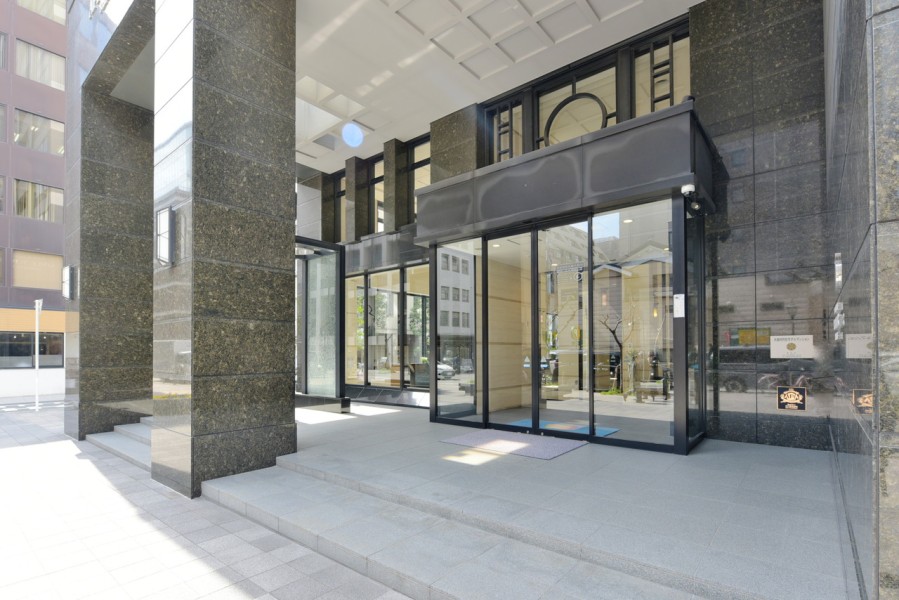 歴史あるレトロな街並みとも調和するメインエントランスです。ゲストや家族を快適に住まいへ誘う重厚感ある空間です。共用施設も充実しており、オーナーズサロン、スカイゲストルーム、アップルホール、スタジオボックス、ビューラウンジ等がご利用いただけます。