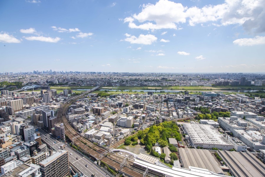 バルコニーからは、遠くまで空が見渡せる見晴らしの良い眺望が広がっています。