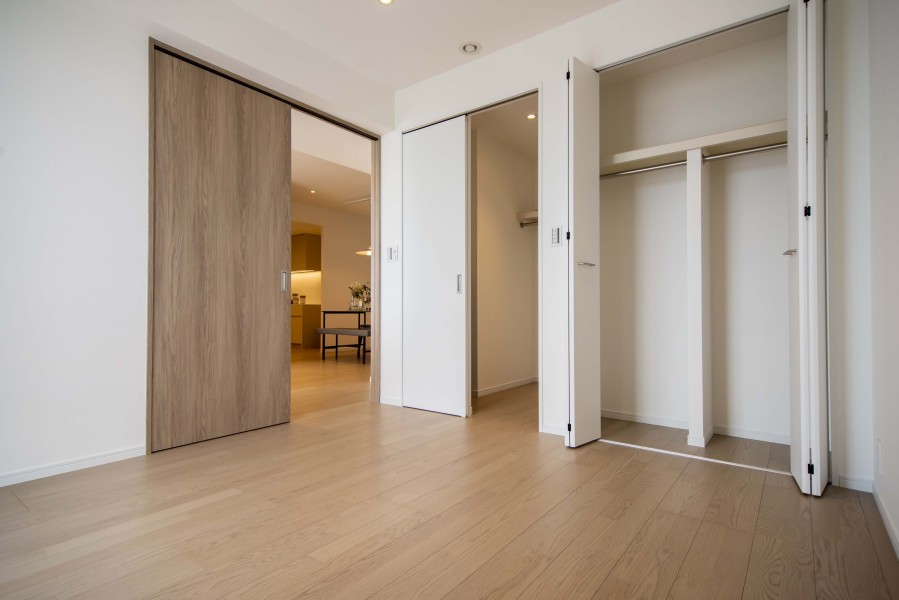 洋室1には頼もしい収納力を持つウォークインクローゼットを備え付けました。居室部分を広々とお使いいただけます。