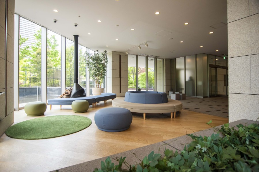 明るい共用部は、ソファに座って新聞や読書を楽しんだり、友人とくつろげるスペースです。