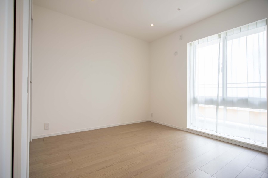 洋室1にはしっかりとした容量の収納が確保されていますので、お部屋もゆったり使えます。凸凹が少なく家具が配置しやすいため、お好みのレイアウトをお楽しみいただけます♪